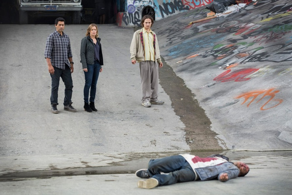 (5) ТВ серија: Плашете се од живите мртовци (Fear the Walking Dead)