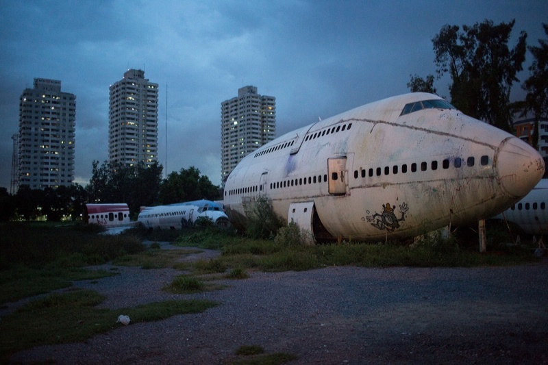 (1) Неверојатни фотографии ни покажуваат како гробишта за авиони станале дом на 3 семејства