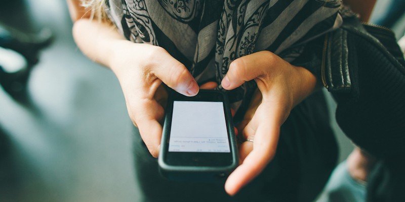 Спуштете го смартфонот: 4 знаци дека технологијата ви го заробила животот