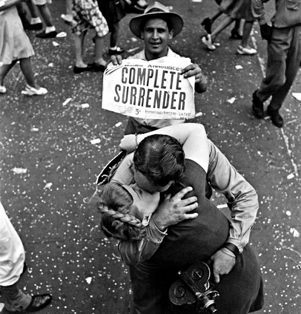 Couple Kissing In Times Square On Vj Day (1945) (50/73)