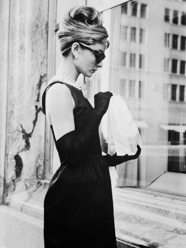 June 1961:  Audrey Hepburn (1929 - 1993) stops for lunch on Fifth Avenue in New York during location filming for 'Breakfast At Tiffany's', directed by Blake Edwards in which she stars as Holly Golightly.  (Photo by Keystone Features/Getty Images)