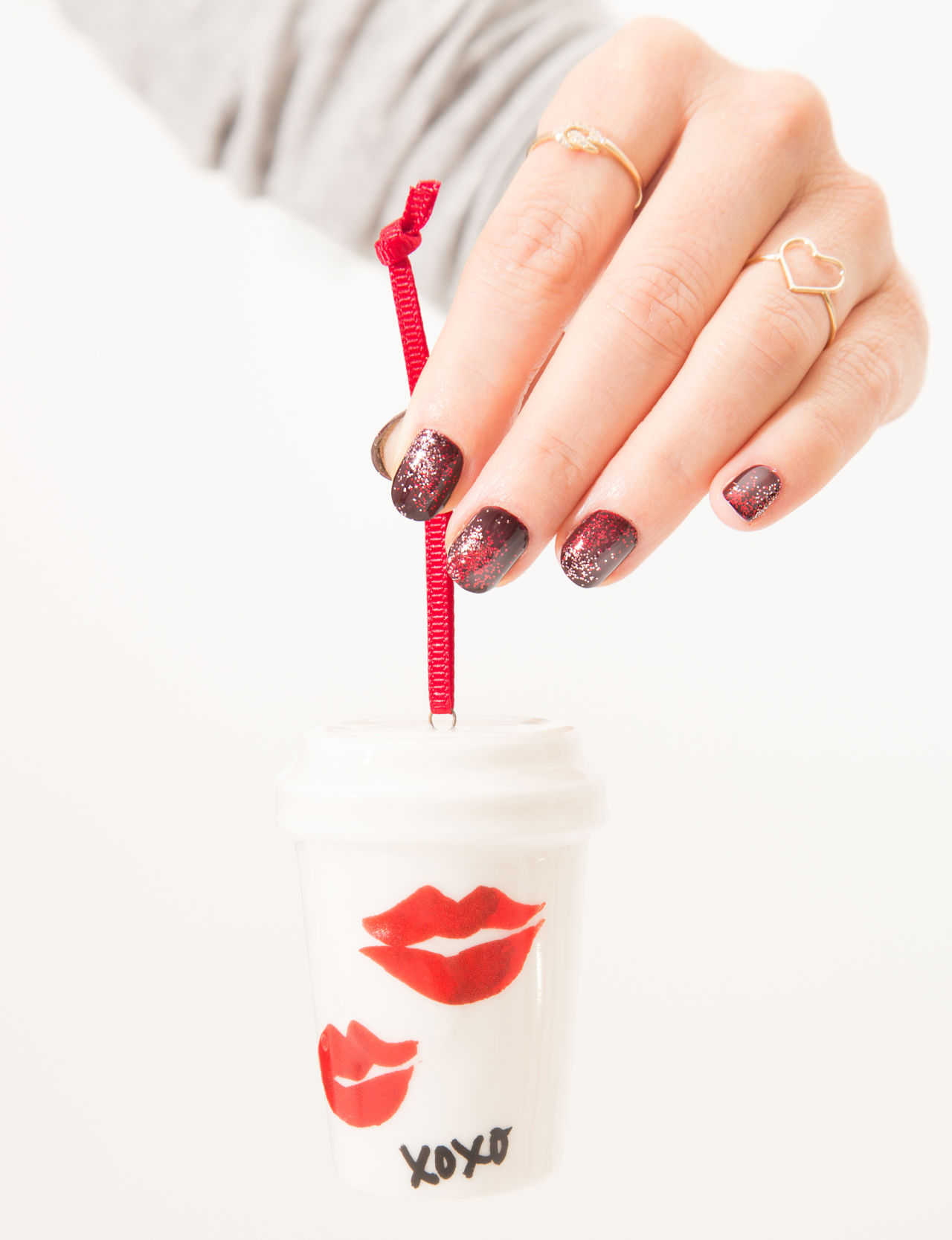 5 прекрасни празнични нокти кои ќе сакате веднаш да ги направите