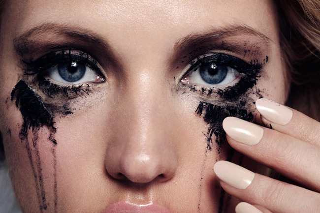 1-top-soveti-kako-da-go-sprechite-razmachkuvanjeto-na-shminkata-od-ochite-www.kafepauza.mk_