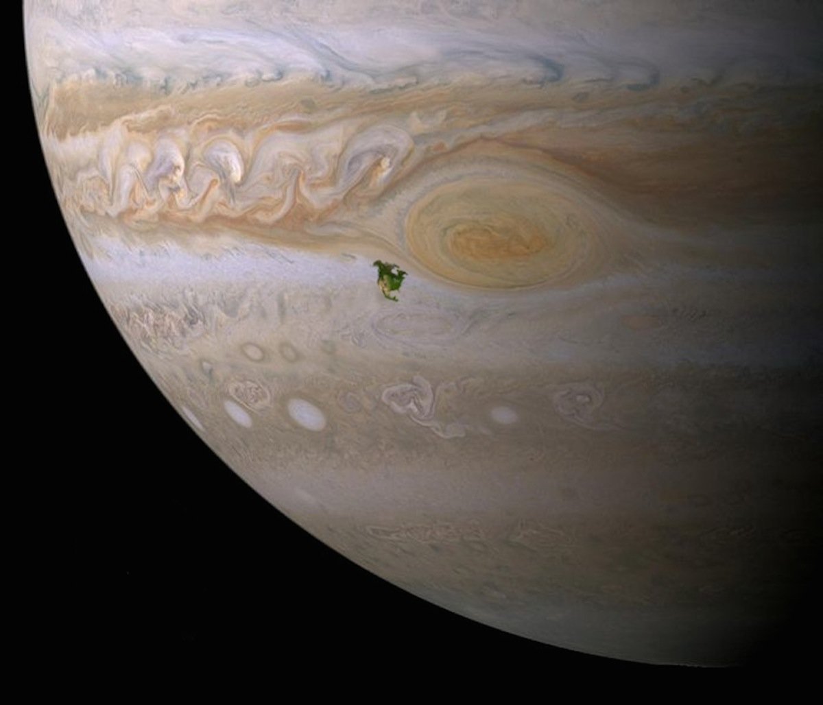 Северна Америка во споредба со црвените дамки на Јупитер. Бурите на Јупитер би го проголтале целиот континент.