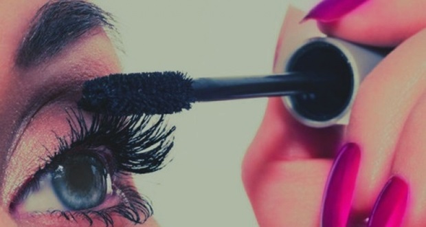 2-top-soveti-kako-da-go-sprechite-razmachkuvanjeto-na-shminkata-od-ochite-www.kafepauza.mk_