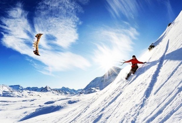 Пробајте кајт бординг (скијање или сноубординг со змеј закачен на вашиот грб) по снежните пространства на Исланд