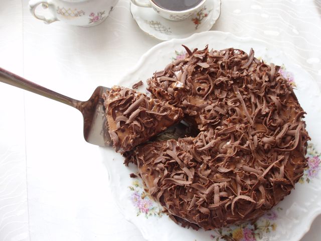 Вкусен десерт кој се топи во устата: Црна торта од чоколадо