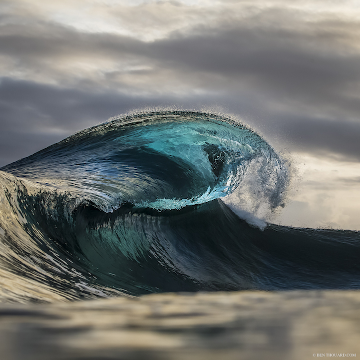 Неверојатни фотографии од океанските бранови кои изгледаат како да се направени од стакло