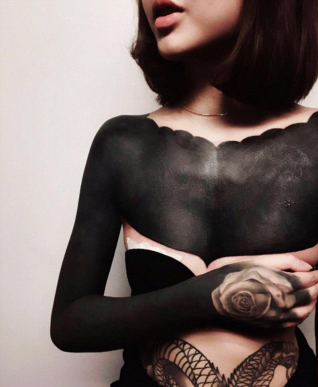(1) Нов тренд во светот на тетоважите ни носи целосно црно обоени големи делови од телото