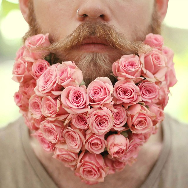 (1) За дочекот на пролетта, момци ширум светот ја декорираат својата брада со цвеќиња