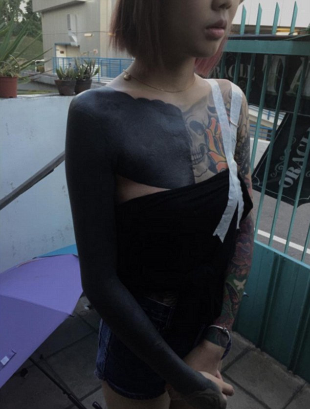 (2) Нов тренд во светот на тетоважите ни носи целосно црно обоени големи делови од телото
