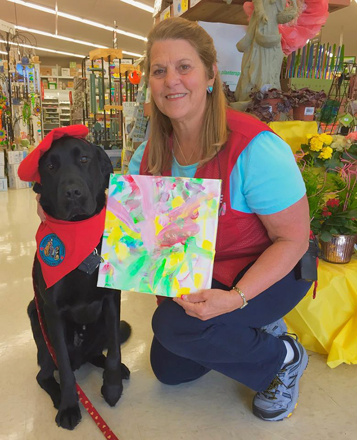 Запознајте го Догвинчи: Кучето сликар кое ги продава своите уметнички дела