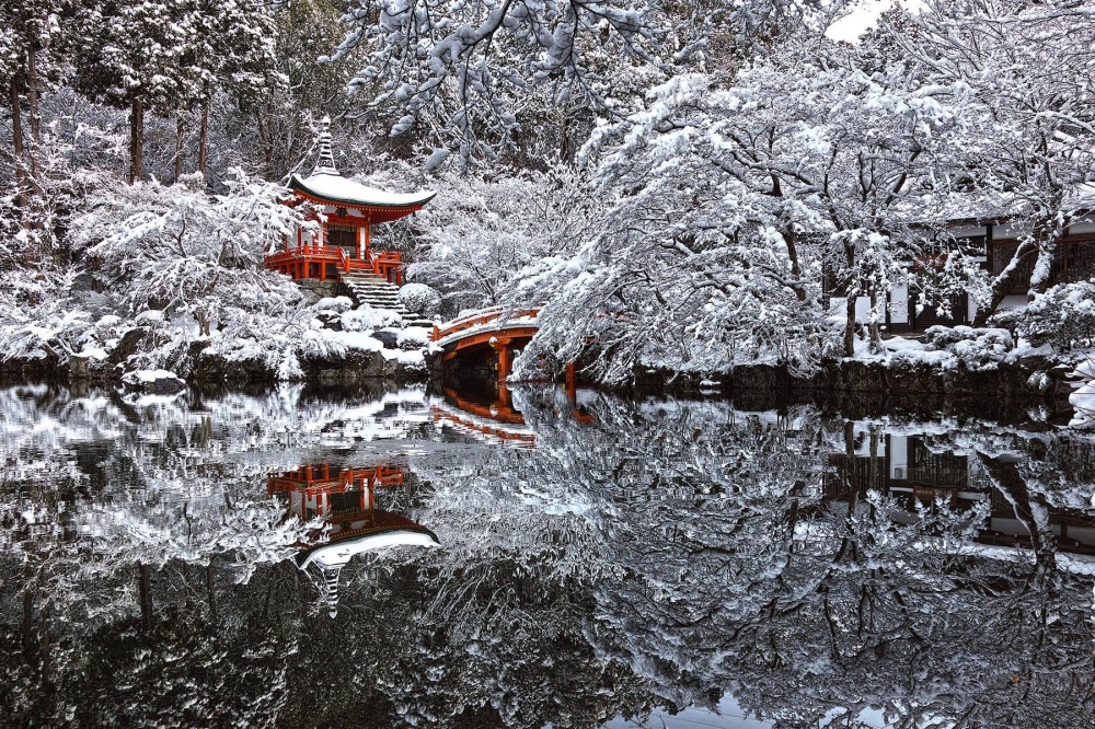 Храм во Кјото, Јапонија, сокриен од снегот.