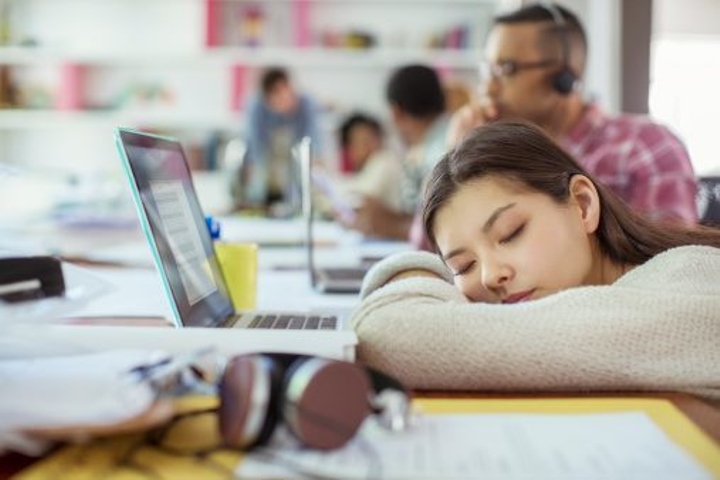 Науката вели дека жените треба да спијат повеќе од мажите бидејќи нивниот мозок е покомплексен