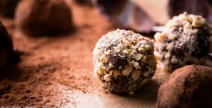 Вкусен и здрав празничен десерт: Чоколадни топки за кои не треба печење