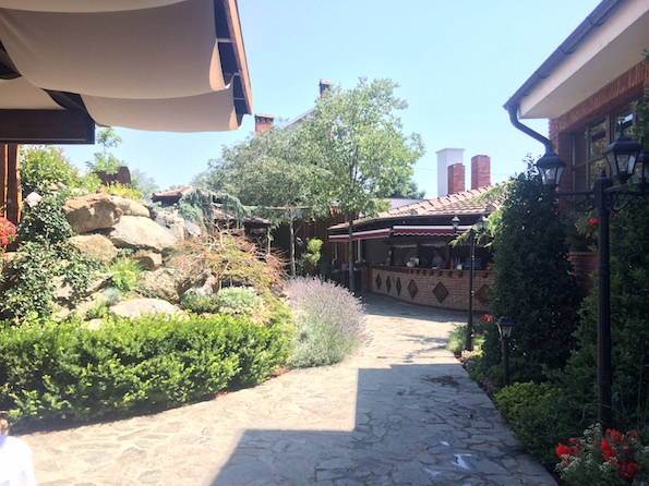 1-zhivotot-e-kombinacija-od-magija-i-dobra-hrana-a-toa-go-ima-vo-restoranot-bakal-kafepauza.mk