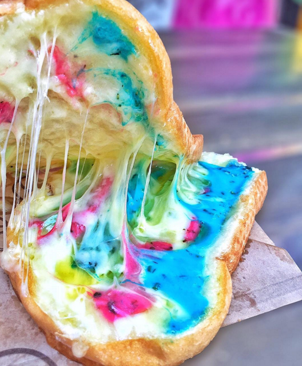 (2) Би го пробале ли овој тост со кашкавал во сите бои од виножитото?