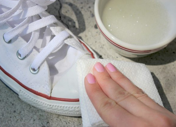 5 начини да ги исчистите белите патики и да направите повторно да изгледаат како нови