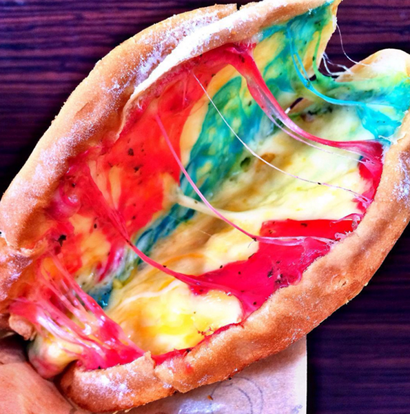 (3) Би го пробале ли овој тост со кашкавал во сите бои од виножитото?