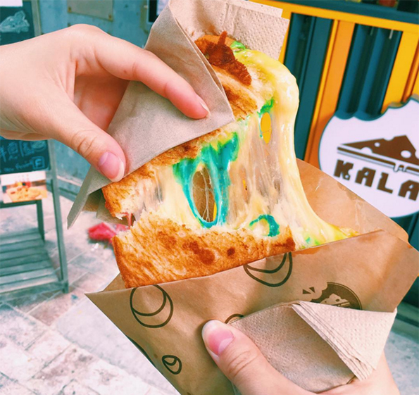 (5) Би го пробале ли овој тост со кашкавал во сите бои од виножитото?