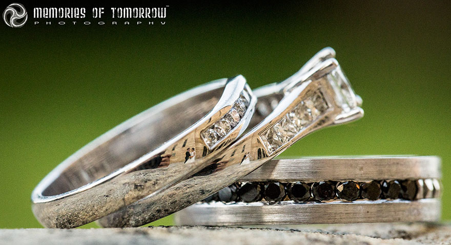 Самоук фотограф пронашол уникатен начин да фотографира венчавки рефлектирани на прстени