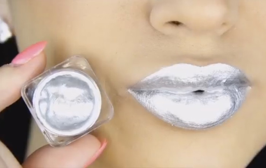 Неверојатно видео од мејкап артистка која нанесува металик шминка на усните