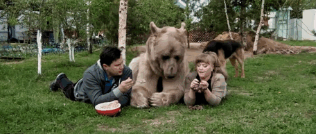 (1) Необично руско семејство: Мајка, татко и мечка како домашно милениче