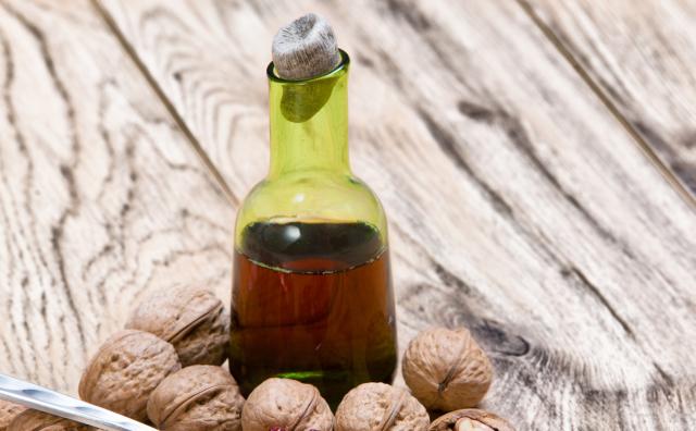 Природен лек за штитната жлезда: Како се прави ликер од зелени ореви?