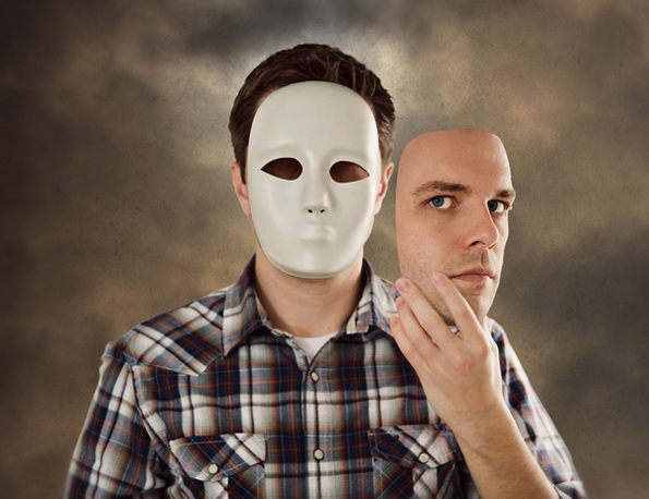 8 знаци дека носите лажна маска на злобна и непријатна личност
