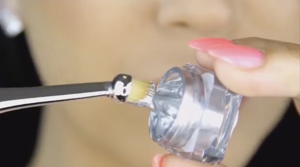 Неверојатно видео од мејкап артистка која нанесува металик шминка на усните