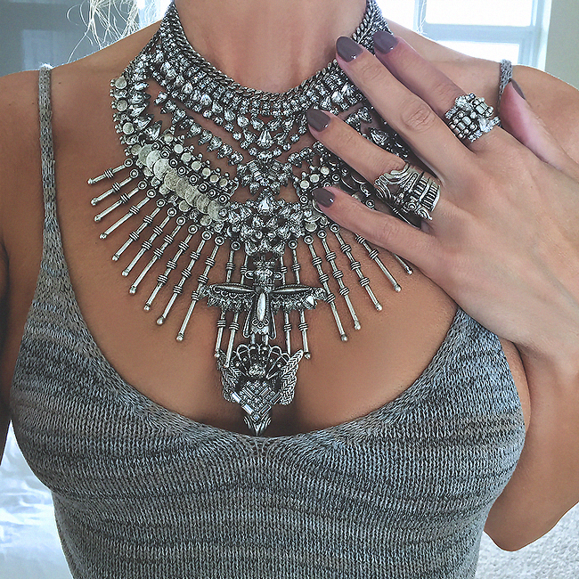 8-horoskopot-otkriva-ovie-parchinja-obleka-morate-da-gi-imate-vo-vashiot-garderober-www.kafepauza.mk_