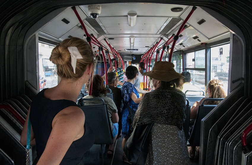 Приказна од еден градски автобус која го насмеа Интернетот: Средба на баба и урбана девојка