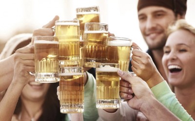 Дали луѓето кои пијат пиво имаат поголеми шанси за секс на првиот љубовен состанок?