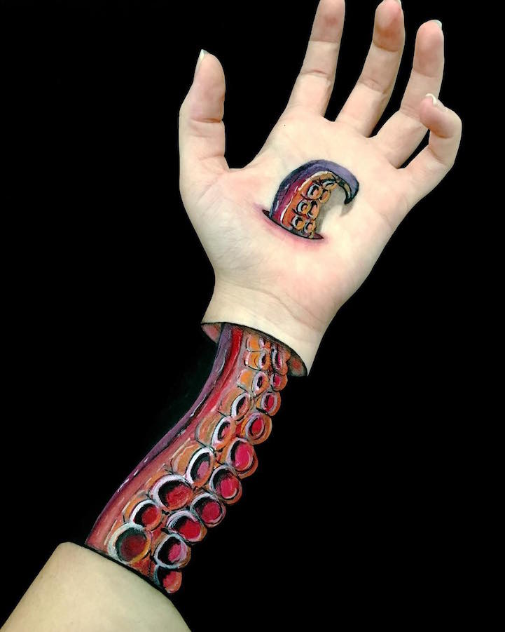 Креативна уметница исцртува надреални оптички илузии на своите раце