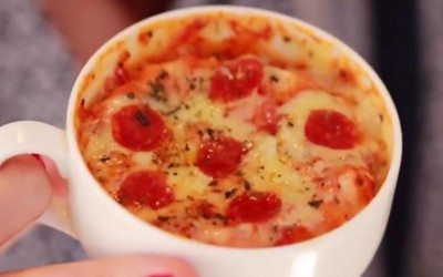 Неверојатен рецепт: Пица во шолја готова за две минути!