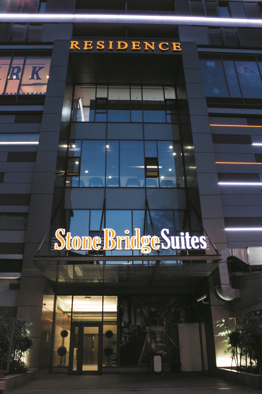 1-stone-bridge-suites-hotelski-tretman-vo-domashen-ambient-kafepauza.mk