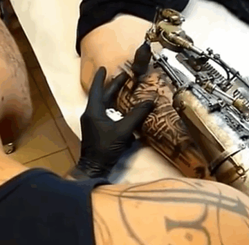 Талентиран артист за тетоважи добива втора шанса за својата работа со протеза за рака арт