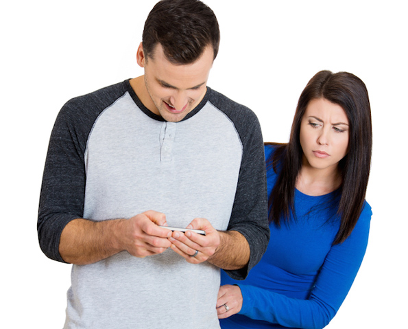 Психолозите откриваат: Зошто го проверуваме телефонот на нашите партнери?