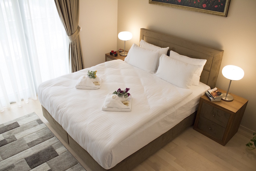 4-stone-bridge-suites-hotelski-tretman-vo-domashen-ambient-kafepauza.mk