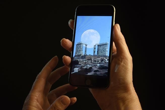 Зошто секогаш треба да гледате со двете очи во вашиот смартфон?