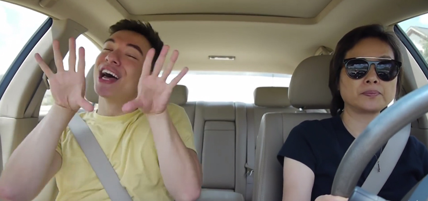 Погледнете го ова момче кое тотално откачува на омилените песни додека се вози со мајка му во автомобил