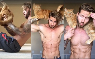 Погледнете го овој згоден модел како вежба со неговата слатка мачка