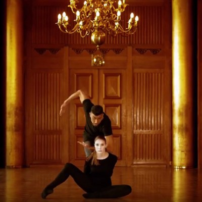 Погледнете го танцот на овие танчари со неверојатна координација на движењата