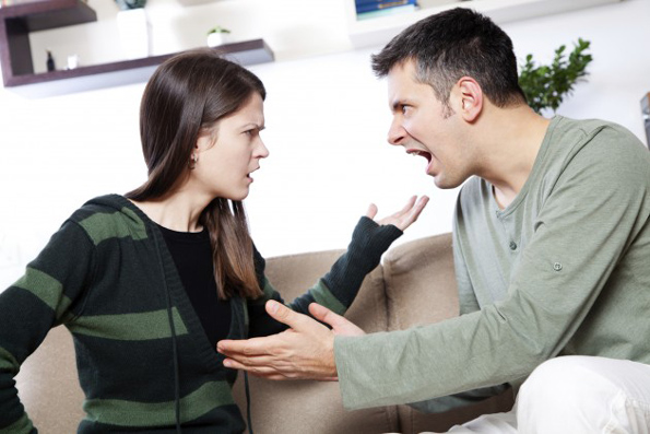Кои се најчестите неоправдани причини поради кои му се лутиме на нашиот партнер?