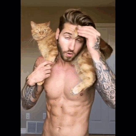 Погледнете го овој згоден модел како вежба со неговата слатка мачка