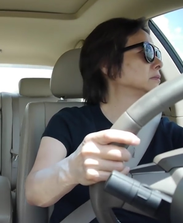 Погледнете го ова момче кое тотално откачува на омилените песни додека се вози со мајка му во автомобил