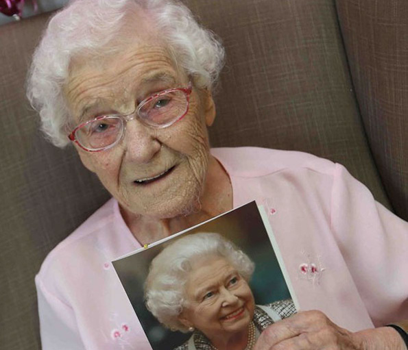 (0) Супер бабичка наполни 105 години: Посакала пожарникар со тетоважи да ѝ донесе торта