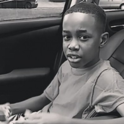 Најмалиот мотивационен говорник: Го исмевале поради патиките, но неговиот одговор ќе ве остави без зборови