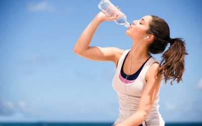 Престанете да пиете вода од стари пластични шишиња: Содржат исто толку бактерии колку тоалетна шолја!