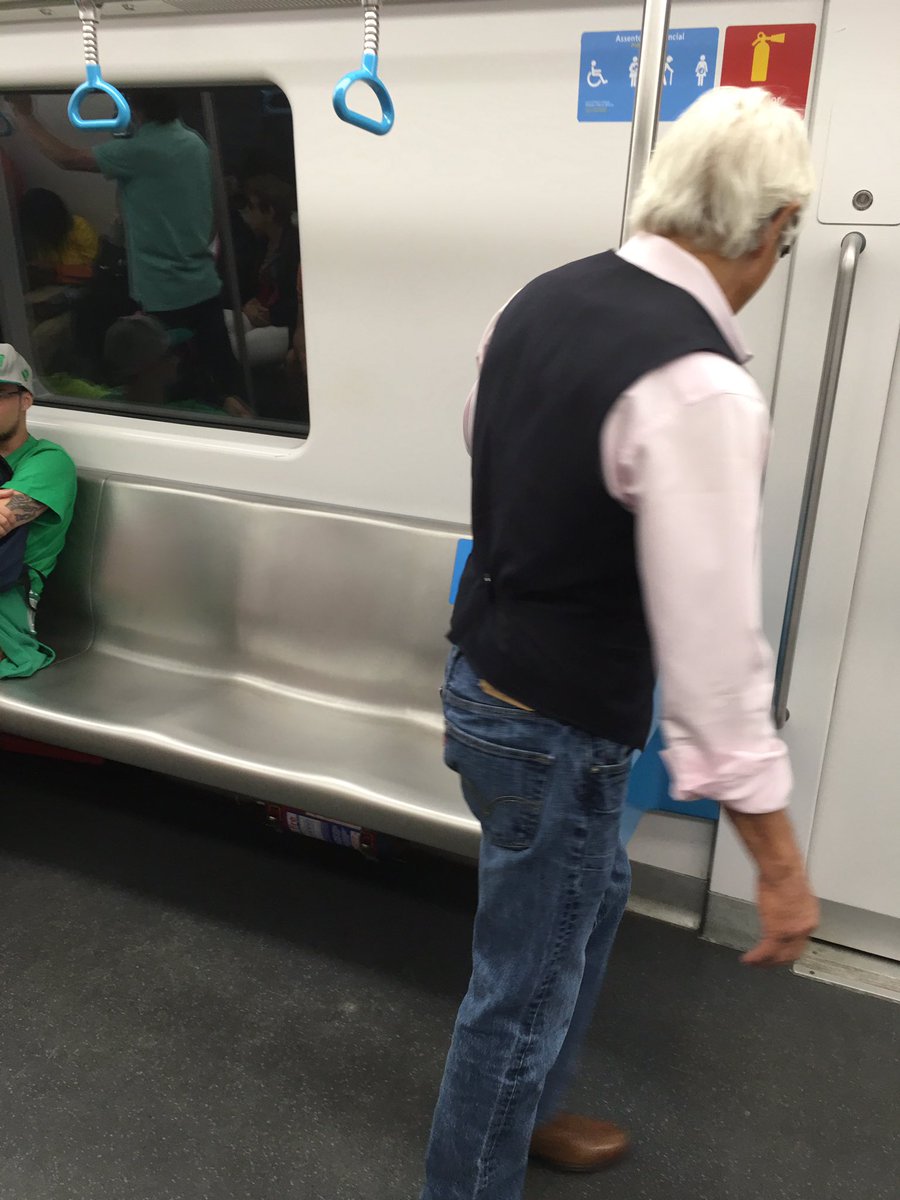 (1) Старец во одлична форма ги изненадува патниците во метро